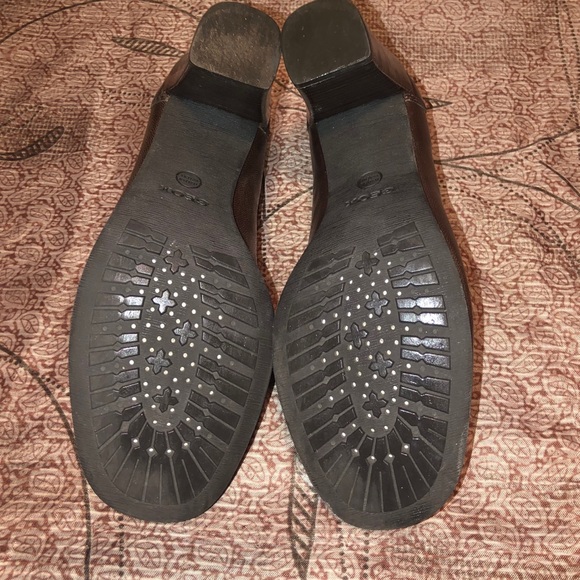 Brown leather heeled loafers. - Picture 6 of 8